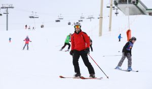 07-03-2017 SHOWBIZZ; FRANS EN MARISKA BAUER VIEREN HUN 25 JARIG LIEFDESJUBILEUM.In het Oostenrijkse GERLOS vierden Frans en Mariska en hun kinderen het Liefdesjubileum en genoten zij van elkaar in het prachtige ALPINE Hotel.
Dagen lang waren zij te vinden op de witte toppen van de bergen in en rond Gerlos.
foto: Albert den Iseger