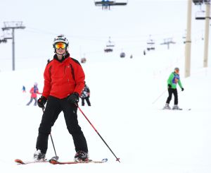 07-03-2017 SHOWBIZZ; FRANS EN MARISKA BAUER VIEREN HUN 25 JARIG LIEFDESJUBILEUM.In het Oostenrijkse GERLOS vierden Frans en Mariska en hun kinderen het Liefdesjubileum en genoten zij van elkaar in het prachtige ALPINE Hotel.
Dagen lang waren zij te vinden op de witte toppen van de bergen in en rond Gerlos.
foto: Albert den Iseger