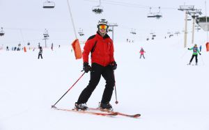 07-03-2017 SHOWBIZZ; FRANS EN MARISKA BAUER VIEREN HUN 25 JARIG LIEFDESJUBILEUM.In het Oostenrijkse GERLOS vierden Frans en Mariska en hun kinderen het Liefdesjubileum en genoten zij van elkaar in het prachtige ALPINE Hotel.
Dagen lang waren zij te vinden op de witte toppen van de bergen in en rond Gerlos.
foto: Albert den Iseger