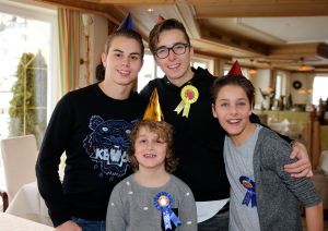 07-03-2017 SHOWBIZZ; FRANS EN MARISKA BAUER VIEREN HUN 25 JARIG LIEFDESJUBILEUM.In het Oostenrijkse GERLOS vierden Frans en Mariska en hun kinderen het Liefdesjubileum en genoten zij van elkaar in het prachtige ALPINE Hotel.
Dagen lang waren zij te vinden op de witte toppen van de bergen in en rond Gerlos.
foto: Albert den Iseger