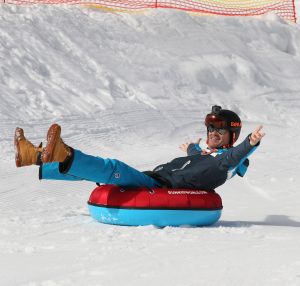 15-03-2017 SHOWBIZZ; TOPPERS MAKEN PLEZIER IN OOSTENRIJK. Gerard Joling-Rene Froger en Jeroen van der Boom waren aan het dollen in de sneeuw. De TOPPERS waren weer op hun best in het Oostenrijkse SEEFELD.
foto: Albert den Iseger