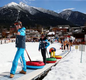 15-03-2017 SHOWBIZZ; TOPPERS MAKEN PLEZIER IN OOSTENRIJK. Gerard Joling-Rene Froger en Jeroen van der Boom waren aan het dollen in de sneeuw. De TOPPERS waren weer op hun best in het Oostenrijkse SEEFELD.
foto: Albert den Iseger