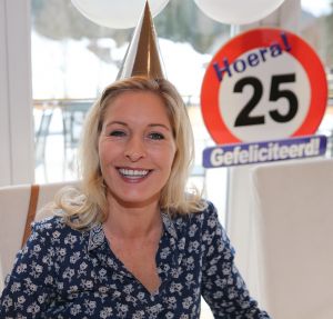 07-03-2017 SHOWBIZZ; FRANS EN MARISKA BAUER VIEREN HUN 25 JARIG LIEFDESJUBILEUM.In het Oostenrijkse GERLOS vierden Frans en Mariska en hun kinderen het Liefdesjubileum en genoten zij van elkaar in het prachtige ALPINE Hotel.
Dagen lang waren zij te vinden op de witte toppen van de bergen in en rond Gerlos.
foto: Albert den Iseger