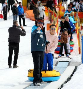 15-03-2017 SHOWBIZZ; TOPPERS MAKEN PLEZIER IN OOSTENRIJK. Gerard Joling-Rene Froger en Jeroen van der Boom waren aan het dollen in de sneeuw. De TOPPERS waren weer op hun best in het Oostenrijkse SEEFELD.
foto: Albert den Iseger