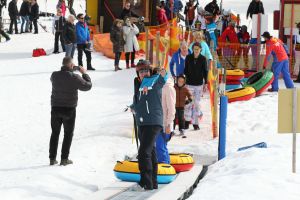 15-03-2017 SHOWBIZZ; TOPPERS MAKEN PLEZIER IN OOSTENRIJK. Gerard Joling-Rene Froger en Jeroen van der Boom waren aan het dollen in de sneeuw. De TOPPERS waren weer op hun best in het Oostenrijkse SEEFELD.
foto: Albert den Iseger