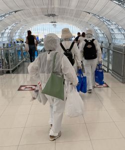 24-03-2020 LAATSTE NIEUWS; ZO GA JE DUS TEGENWOORDIG OP VAKANTIE. Bangkok airport SUVARNABHUMI is stil heel stil sommige vakantiegangers haasten zich naar de gate om hun vlucht te halen maar dan wel in corona bestendige pakken, het was meer dan raar om het te zien.
foto: Albert den Iseger