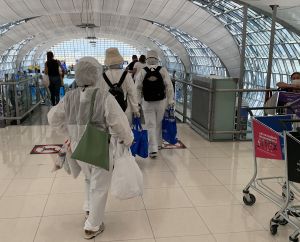 24-03-2020 LAATSTE NIEUWS; ZO GA JE DUS TEGENWOORDIG OP VAKANTIE. Bangkok airport SUVARNABHUMI is stil heel stil sommige vakantiegangers haasten zich naar de gate om hun vlucht te halen maar dan wel in corona bestendige pakken, het was meer dan raar om het te zien.
foto: Albert den Iseger