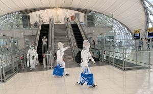 24-03-2020 LAATSTE NIEUWS; ZO GA JE DUS TEGENWOORDIG OP VAKANTIE. Bangkok airport SUVARNABHUMI is stil heel stil sommige vakantiegangers haasten zich naar de gate om hun vlucht te halen maar dan wel in corona bestendige pakken, het was meer dan raar om het te zien.
foto: Albert den Iseger