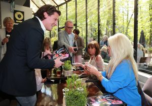 03-05-2015 SHOWBIZZ; MARGA SCHEIDE EN JOSE HOEBEE ONTHULLEN PRACHTIG LUV BOEK. Bij de presentatie van het boek The story of Luv viel de naam van de niet aanwezige Patty Brard veelvuldig. Zij wil niks weten van het boek en diende bij de auteur zelfs een schadeclaim in. Haar Luv-collega Marga Scheide spreekt er schande van, evenals de vele muziek collega-s die bij de onthulling van het boek aanwezig waren. Patty heeft weer een gevoelige steek laten vallen. foto: Albert den Iseger