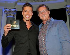 12-05-2015 SHOWBIZZ; SJORS VAN DER PANNE ONTVANGT ZIJN NIEUWE 1STE CD VAN ALBERT VERLINDEN. Sjors speelde al 8x het Concertgebouw in Amsterdam vol en ontving uit handen van Albert Verlinden zijn nieuwe 1ste cd, die hij daarna direct aan zijn moeder overhandigde met natuurlijk de dikke kus.
foto: Albert den Iseger