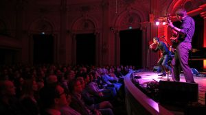 12-05-2015 SHOWBIZZ; SJORS VAN DER PANNE ONTVANGT ZIJN NIEUWE 1STE CD VAN ALBERT VERLINDEN. Sjors speelde al 8x het Concertgebouw in Amsterdam vol en ontving uit handen van Albert Verlinden zijn nieuwe 1ste cd, die hij daarna direct aan zijn moeder overhandigde met natuurlijk de dikke kus.
foto: Albert den Iseger