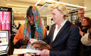 23-05-2016 SHOWBIZZ; GRACE JONES OP BEZOEK IN AMSTERDAM EN HEEFT ONTMOETING MET HANS KLOK.
Foto: Albert den Iseger