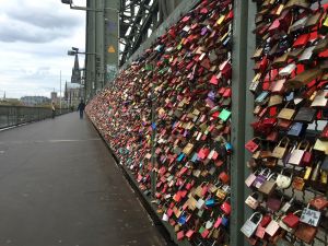 30-04-2016 NIEUWS; 600 METER SLOTEN OP SPOORBRUG NAAR DE DOM KEULEN. Al voor vele jaren hangen de toeristen als aandenken een slot op de spoorbrug naar de Dom en het centraal station toe. De brug is nu meer dan vol en er kan geen slot meer bij. 600 meter sloten hangen er nu en het is een attractie op zich geworden.
foto: Albert den Iseger