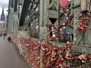 30-04-2016 NIEUWS; 600 METER SLOTEN OP SPOORBRUG NAAR DE DOM KEULEN. Al voor vele jaren hangen de toeristen als aandenken een slot op de spoorbrug naar de Dom en het centraal station toe. De brug is nu meer dan vol en er kan geen slot meer bij. 600 meter sloten hangen er nu en het is een attractie op zich geworden.
foto: Albert den Iseger