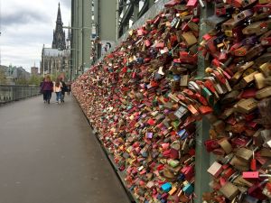 30-04-2016 NIEUWS; 600 METER SLOTEN OP SPOORBRUG NAAR DE DOM KEULEN. Al voor vele jaren hangen de toeristen als aandenken een slot op de spoorbrug naar de Dom en het centraal station toe. De brug is nu meer dan vol en er kan geen slot meer bij. 600 meter sloten hangen er nu en het is een attractie op zich geworden.
foto: Albert den Iseger