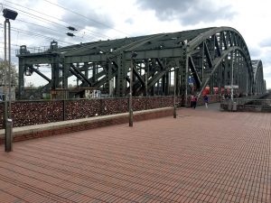 30-04-2016 NIEUWS; 600 METER SLOTEN OP SPOORBRUG NAAR DE DOM KEULEN. Al voor vele jaren hangen de toeristen als aandenken een slot op de spoorbrug naar de Dom en het centraal station toe. De brug is nu meer dan vol en er kan geen slot meer bij. 600 meter sloten hangen er nu en het is een attractie op zich geworden.
foto: Albert den Iseger