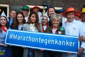 02-05-2017 SHOWBIZZ; CAROLINE TENSEN-GIJS STAVERMAN-OLCAY GULSEN-BIBIAN MENTEL-KICK OFF MARATHON TEGEN KANKER-ALKMAAR. Zij luiden de bel als aftrap van de avond kaasmarkt in Alkmaar waar aandacht wordt gevraagd voor de MARATHON TEGEN KANKER, de TV show van KWF Kankerbestrijding.
foto: Albert den Iseger