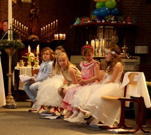 22-05-2017 SHOWBIZZ; LUCAS BAUER DOET ZIJN EERSTE COMMUNIE IN FIJNAART.
foto: Albert den Iseger