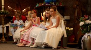 22-05-2017 SHOWBIZZ; LUCAS BAUER DOET ZIJN EERSTE COMMUNIE IN FIJNAART.
foto: Albert den Iseger