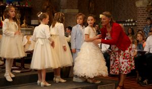 22-05-2017 SHOWBIZZ; LUCAS BAUER DOET ZIJN EERSTE COMMUNIE IN FIJNAART.
foto: Albert den Iseger