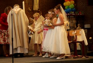 22-05-2017 SHOWBIZZ; LUCAS BAUER DOET ZIJN EERSTE COMMUNIE IN FIJNAART.
foto: Albert den Iseger