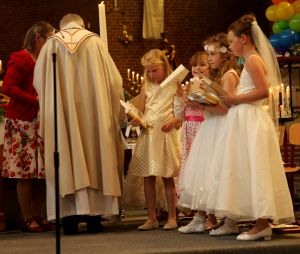 22-05-2017 SHOWBIZZ; LUCAS BAUER DOET ZIJN EERSTE COMMUNIE IN FIJNAART.
foto: Albert den Iseger