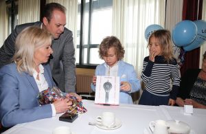 22-05-2017 SHOWBIZZ; LUCAS BAUER DOET ZIJN EERSTE COMMUNIE IN FIJNAART.
foto: Albert den Iseger