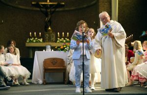 22-05-2017 SHOWBIZZ; LUCAS BAUER DOET ZIJN EERSTE COMMUNIE IN FIJNAART.
foto: Albert den Iseger