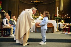 22-05-2017 SHOWBIZZ; LUCAS BAUER DOET ZIJN EERSTE COMMUNIE IN FIJNAART.
foto: Albert den Iseger