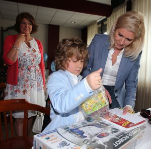 22-05-2017 SHOWBIZZ; LUCAS BAUER DOET ZIJN EERSTE COMMUNIE IN FIJNAART.
foto: Albert den Iseger