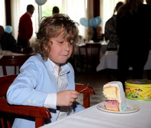 22-05-2017 SHOWBIZZ; LUCAS BAUER DOET ZIJN EERSTE COMMUNIE IN FIJNAART.
foto: Albert den Iseger