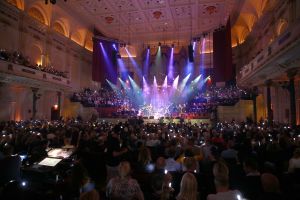 15-05-2017 SHOWBIZZ; WESLY BRONKHORST GEEFT JUBILEUM CONCERT IN CONCERTGEBOUW AMSTERDAM. 2000 Fans waren naar het Amsterdamse gekomen om hun ster te zien stralen. Vele BN-ers sierden de voorste rijen en Patricia Paay wist zich geen raad met al die fotografen.
foto: Albert den Iseger