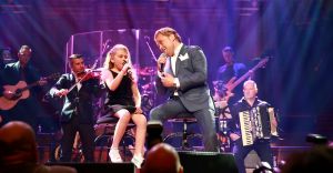 15-05-2017 SHOWBIZZ; WESLY BRONKHORST GEEFT JUBILEUM CONCERT IN CONCERTGEBOUW AMSTERDAM. 2000 Fans waren naar het Amsterdamse gekomen om hun ster te zien stralen. Vele BN-ers sierden de voorste rijen en Patricia Paay wist zich geen raad met al die fotografen.
foto: Albert den Iseger