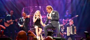 15-05-2017 SHOWBIZZ; WESLY BRONKHORST GEEFT JUBILEUM CONCERT IN CONCERTGEBOUW AMSTERDAM. 2000 Fans waren naar het Amsterdamse gekomen om hun ster te zien stralen. Vele BN-ers sierden de voorste rijen en Patricia Paay wist zich geen raad met al die fotografen.
foto: Albert den Iseger