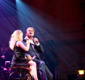 15-05-2017 SHOWBIZZ; WESLY BRONKHORST GEEFT JUBILEUM CONCERT IN CONCERTGEBOUW AMSTERDAM. 2000 Fans waren naar het Amsterdamse gekomen om hun ster te zien stralen. Vele BN-ers sierden de voorste rijen en Patricia Paay wist zich geen raad met al die fotografen.
foto: Albert den Iseger