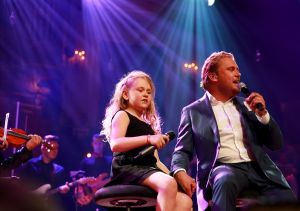 15-05-2017 SHOWBIZZ; WESLY BRONKHORST GEEFT JUBILEUM CONCERT IN CONCERTGEBOUW AMSTERDAM. 2000 Fans waren naar het Amsterdamse gekomen om hun ster te zien stralen. Vele BN-ers sierden de voorste rijen en Patricia Paay wist zich geen raad met al die fotografen.
foto: Albert den Iseger