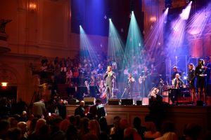 15-05-2017 SHOWBIZZ; WESLY BRONKHORST GEEFT JUBILEUM CONCERT IN CONCERTGEBOUW AMSTERDAM. 2000 Fans waren naar het Amsterdamse gekomen om hun ster te zien stralen. Vele BN-ers sierden de voorste rijen en Patricia Paay wist zich geen raad met al die fotografen.
foto: Albert den Iseger