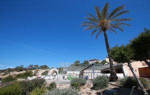 10-05-2017 SHOWBIZZ; HIER BOUWT WESLEY EN YOLANTHE HAAR NIEUWE CLUB OP IBIZA..Er moet nog heel veel gebeuren voor 15 juni de openingsdata van de nieuwe club op IBIZA.
foto: Albert den Iseger