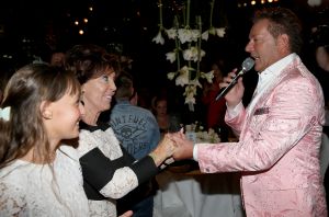 07-05-2018 SHOWBIZZ; ZO VERRAST LEE TOWERS ZIJN LAURA. Laura Huijzer werd gisteren 75 jaar en dat werd gevierd met familie en hechte vrienden van het al 45 jaar getrouwde stel Lee en Laura Towers. foto: Alkbert den Iseger