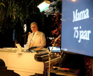 07-05-2018 SHOWBIZZ; ZO VERRAST LEE TOWERS ZIJN LAURA. Laura Huijzer werd gisteren 75 jaar en dat werd gevierd met familie en hechte vrienden van het al 45 jaar getrouwde stel Lee en Laura Towers. foto: Alkbert den Iseger