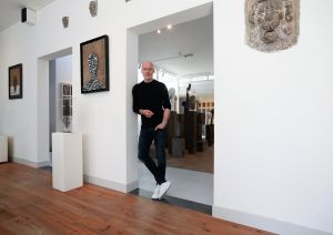 03-05-2018 SHOWBIZZ; MART VISSER IS BURGEMEESTER VAN ZANDVOORT. Van 2 Mei tot 1 Juli 2018 is Mart Visser de burgemeester van de gemeente Zandvoort. In het kader van zijn expositie THE TAKE OVER. Het raadhuis en het naast gelegen museum zijn nu het domein van Mart Visser.
foto: Albert den Iseger