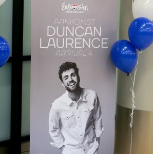 19-05-2019 SHOWBIZZ; DUNCAN LAURENCE GROOTS ONTHAALT OP SCHIPHOL DOOR HONDERDEN FANS. Songfestival winnaar DUNCAN LAURENCE kreeg zondag een uitzinnig onthaal bij zijn aankomst op SCHIPHOL.Een van de eerste die hij innig omhelsde was zijn Oma. foto: Albert den Iseger