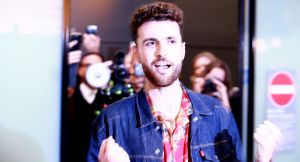 19-05-2019 SHOWBIZZ; DUNCAN LAURENCE GROOTS ONTHAALT OP SCHIPHOL DOOR HONDERDEN FANS. Songfestival winnaar DUNCAN LAURENCE kreeg zondag een uitzinnig onthaal bij zijn aankomst op SCHIPHOL.Een van de eerste die hij innig omhelsde was zijn Oma. foto: Albert den Iseger