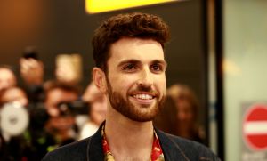 19-05-2019 SHOWBIZZ; DUNCAN LAURENCE GROOTS ONTHAALT OP SCHIPHOL DOOR HONDERDEN FANS. Songfestival winnaar DUNCAN LAURENCE kreeg zondag een uitzinnig onthaal bij zijn aankomst op SCHIPHOL.Een van de eerste die hij innig omhelsde was zijn Oma. foto: Albert den Iseger