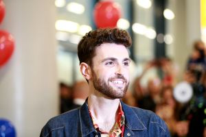 19-05-2019 SHOWBIZZ; DUNCAN LAURENCE GROOTS ONTHAALT OP SCHIPHOL DOOR HONDERDEN FANS. Songfestival winnaar DUNCAN LAURENCE kreeg zondag een uitzinnig onthaal bij zijn aankomst op SCHIPHOL.Een van de eerste die hij innig omhelsde was zijn Oma. foto: Albert den Iseger