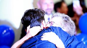 19-05-2019 SHOWBIZZ; DUNCAN LAURENCE GROOTS ONTHAALT OP SCHIPHOL DOOR HONDERDEN FANS. Songfestival winnaar DUNCAN LAURENCE kreeg zondag een uitzinnig onthaal bij zijn aankomst op SCHIPHOL.Een van de eerste die hij innig omhelsde was zijn Oma. foto: Albert den Iseger