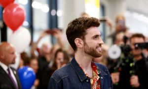 19-05-2019 SHOWBIZZ; DUNCAN LAURENCE GROOTS ONTHAALT OP SCHIPHOL DOOR HONDERDEN FANS. Songfestival winnaar DUNCAN LAURENCE kreeg zondag een uitzinnig onthaal bij zijn aankomst op SCHIPHOL.Een van de eerste die hij innig omhelsde was zijn Oma. foto: Albert den Iseger