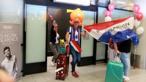 19-05-2019 SHOWBIZZ; DUNCAN LAURENCE GROOTS ONTHAALT OP SCHIPHOL DOOR HONDERDEN FANS. Songfestival winnaar DUNCAN LAURENCE kreeg zondag een uitzinnig onthaal bij zijn aankomst op SCHIPHOL.Een van de eerste die hij innig omhelsde was zijn Oma. foto: Albert den Iseger