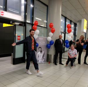 19-05-2019 SHOWBIZZ; DUNCAN LAURENCE GROOTS ONTHAALT OP SCHIPHOL DOOR HONDERDEN FANS. Songfestival winnaar DUNCAN LAURENCE kreeg zondag een uitzinnig onthaal bij zijn aankomst op SCHIPHOL.Een van de eerste die hij innig omhelsde was zijn Oma. foto: Albert den Iseger