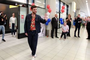 19-05-2019 SHOWBIZZ; DUNCAN LAURENCE GROOTS ONTHAALT OP SCHIPHOL DOOR HONDERDEN FANS. Songfestival winnaar DUNCAN LAURENCE kreeg zondag een uitzinnig onthaal bij zijn aankomst op SCHIPHOL.Een van de eerste die hij innig omhelsde was zijn Oma. foto: Albert den Iseger